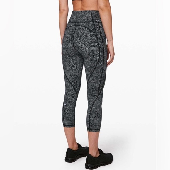 Lululemon Time to Sweat Crop *23” size 4 EUC - Picture 5 of 6